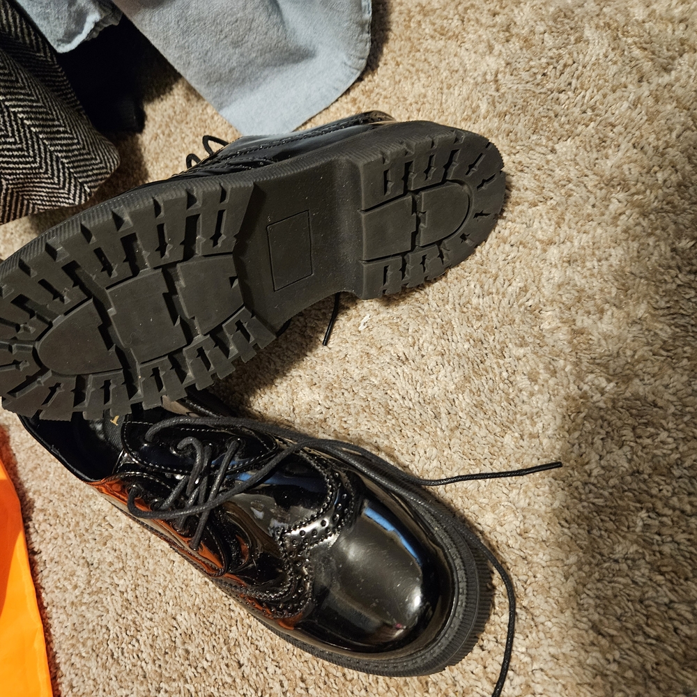 Black Oxford Shoes with Glossy Leather and Rugged Sole